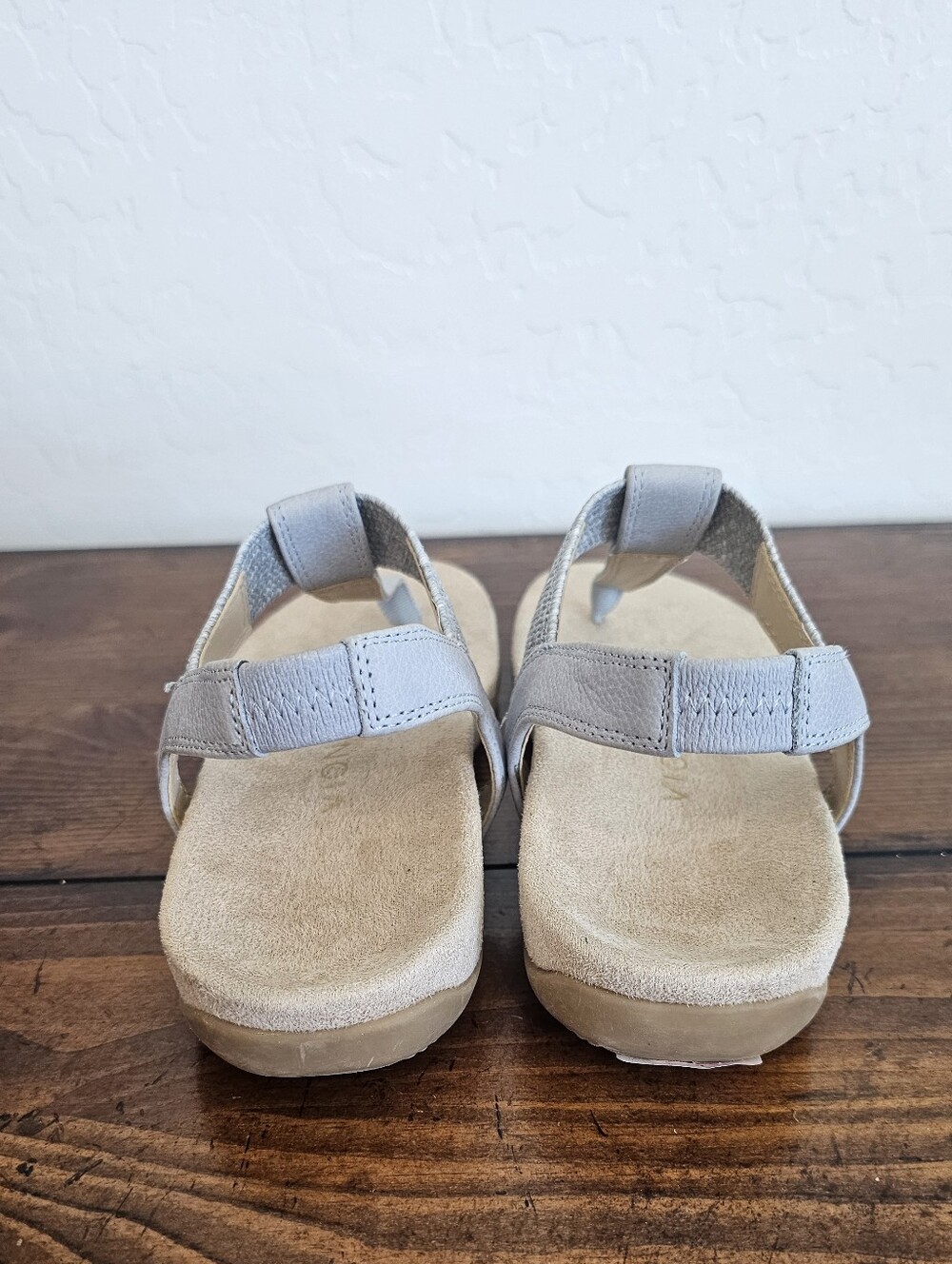 Vionic Women's Orthodic Blue & Tan Thong Leather Sandals w/V Logo Women's Sz 6.5 - Picture 3 of 10